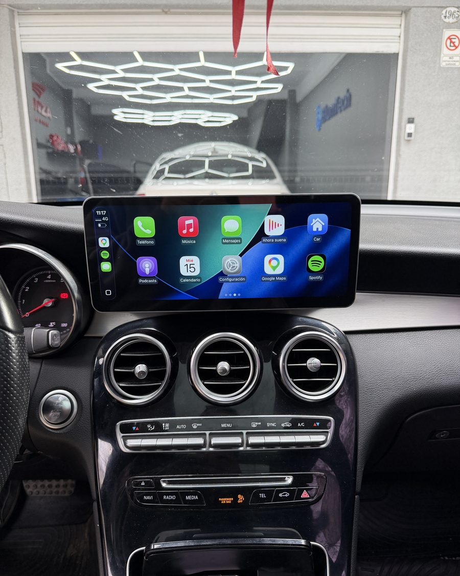 Pantalla de Apple CarPlay con Waze, Spotify y WhatsApp en un Mercedes-Benz