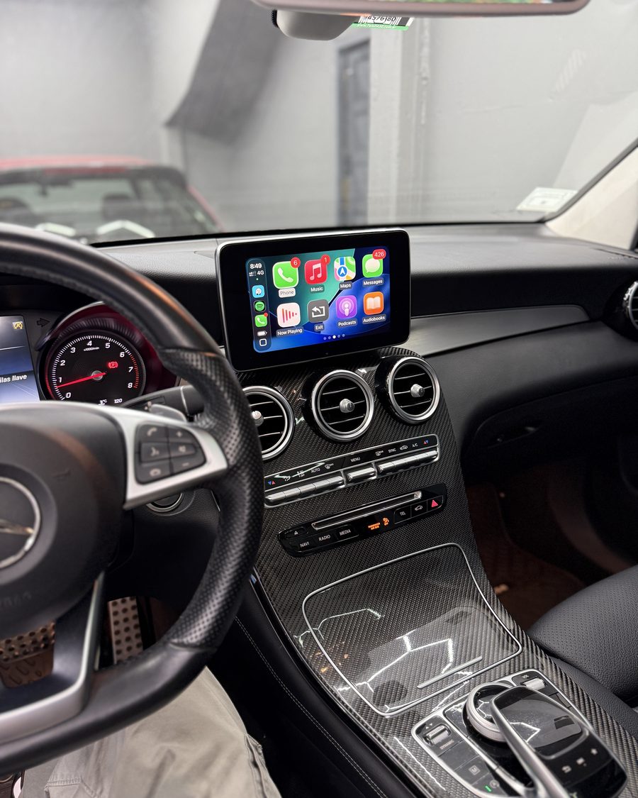 Apple CarPlay funcionando en la pantalla original de un Mercedes-Benz GLC instalado por BlumTech